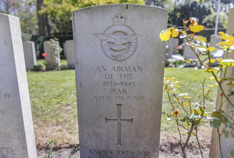 Het graf waar de Duitse Matrosenobergefreiter Gerhard Muthwill nu nog ligt.