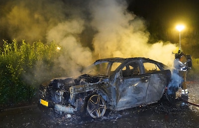 Mercedes volledig uitgebrand op parkeerplaats in Lith, politie onderzoekt brandstichting
