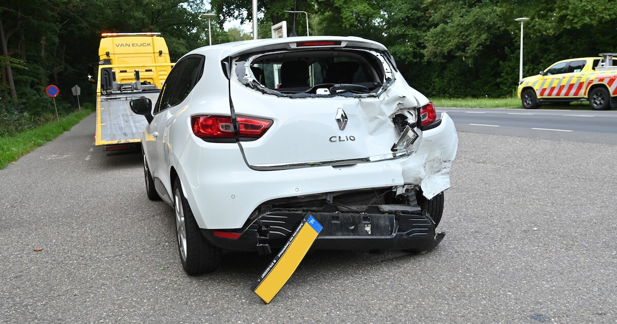 Busje botst op auto in Rijsbergen: beide voertuigen flink beschadigd