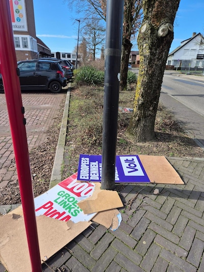 Verkiezingsborden vernield bij station in Wehl: ‘Laten ze met de poten van onze spullen afblijven’