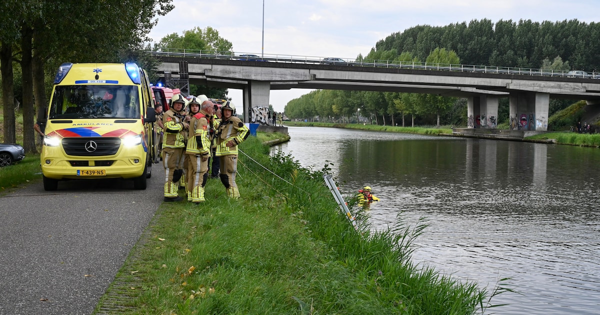 Persoon door brandweer uit zinkende auto gehaald aan Merwedekade | 112 nieuws Vijfheerenlanden