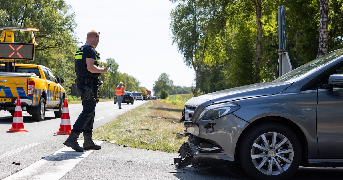 Neus van auto beschadigd na botsing tussen twee auto’s in Vilsteren
