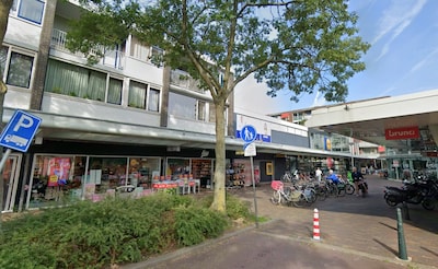Trap met panterprint? Waarom ook niet! Kijk binnen in dit kleurrijke appartement