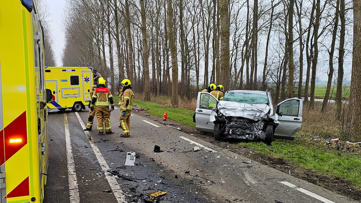 20-jarige man zwaargewond bij frontale botsing op de N214 in Wijngaarden,  weg volledig afgesloten | 112 nieuws Molenlanden | AD.nl