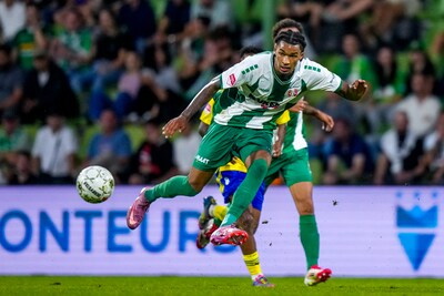 Yannick Eduardo laat champagne staan na winnende goal voor FC Dordrecht