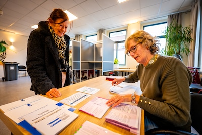 Wat bezielt je om op je verjaardag op een stembureau te gaan zitten? ‘Het is voor een goed doel en h