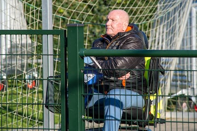 Na overlijden van vrouw Cisca worstelt Hennie (73) uit Apeldoorn, maar één ding blijft: ‘Voetballen 
