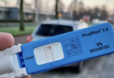 Man (28) rijdt onder invloed van drugs over N210, ook blijkt auto niet verzekerd