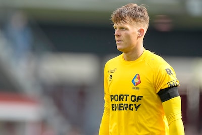 Telstar met Ronald Koeman in de basis begonnen aan uitwedstrijd tegen AZ, beide clubs spelen met rouwbanden