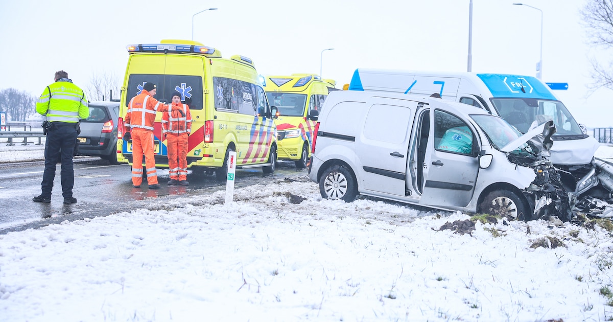 Frontale botsing op N359 bij Huns, twee gewonden