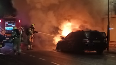 Tijdens het rijden komt er ineens rook onder het dashboard vandaan: auto brandt uit door felle brand