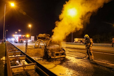 Auto brandt volledig uit op A50 bij Renkum