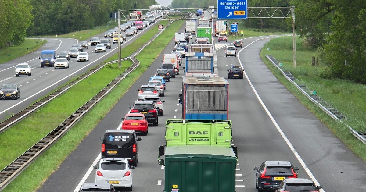 Vrachtwagenbrand op A35 zorgt voor verkeershinder bij Hengelo