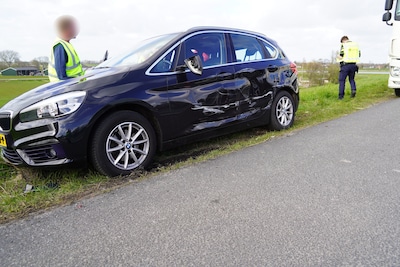 Vrachtwagen en auto in botsing op de A28 bij Hattem