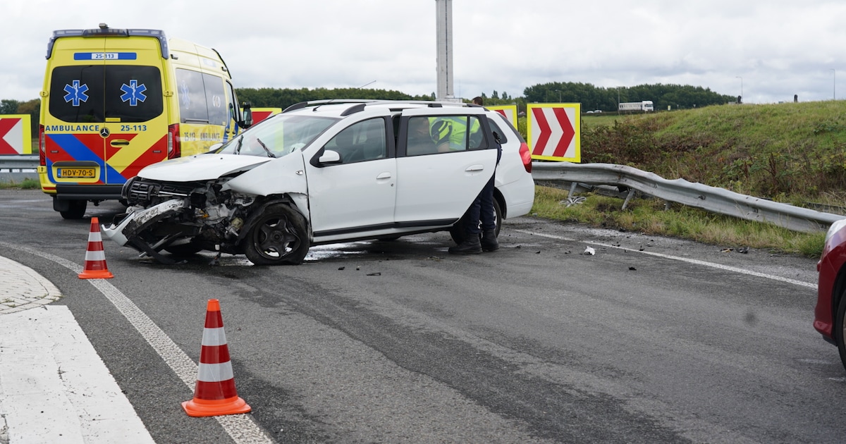 Bestuurder aangehouden na eenzijdig ongeval Markerwaarddijk, alcohol in het spel