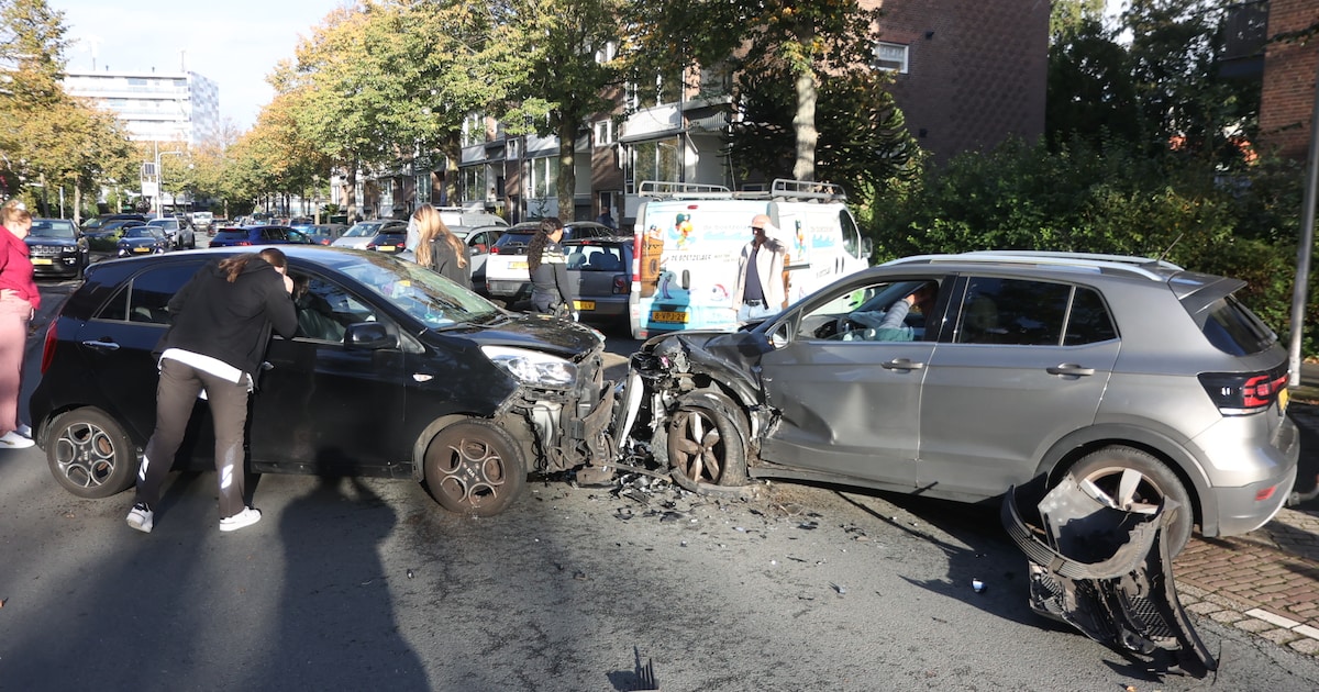 Veel schade bij frontale botsing in Poeldijk