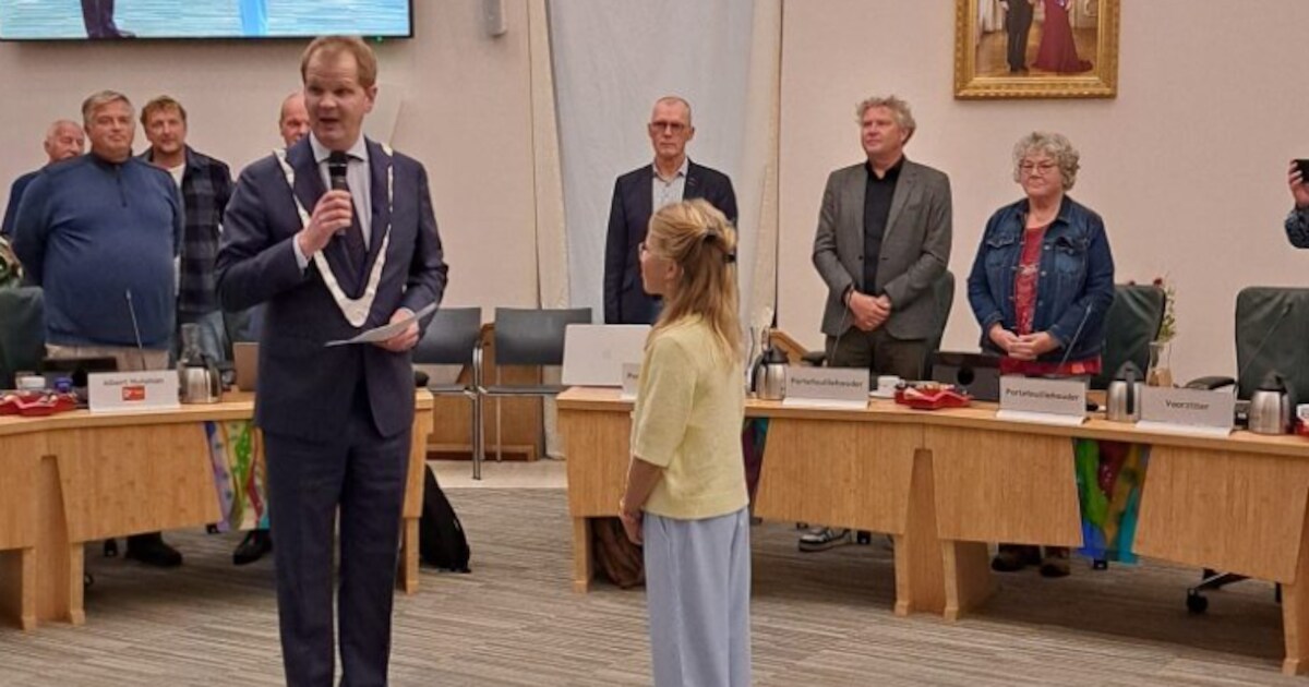 Berber Woertman geïnstalleerd als kinderburgemeester in Texel