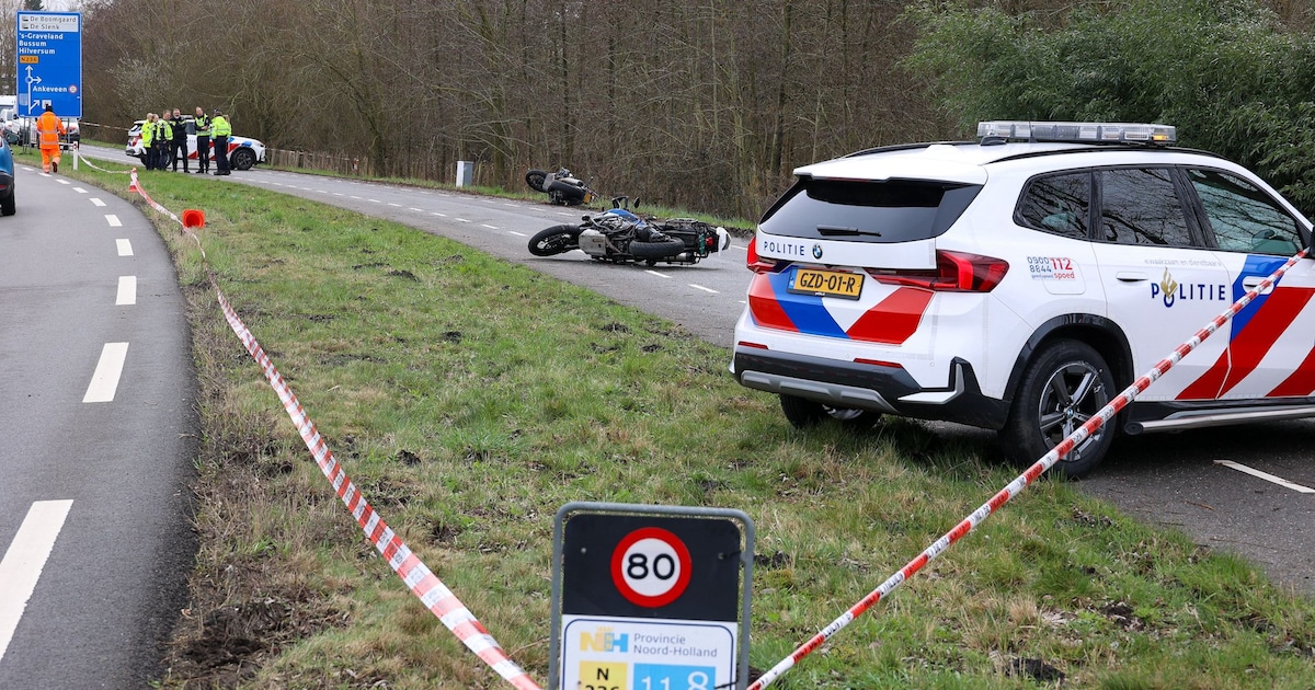 Zwaargewonde bij motorongeluk op de Loodijk in Ankeveen, traumahelikopter gealarmeerd