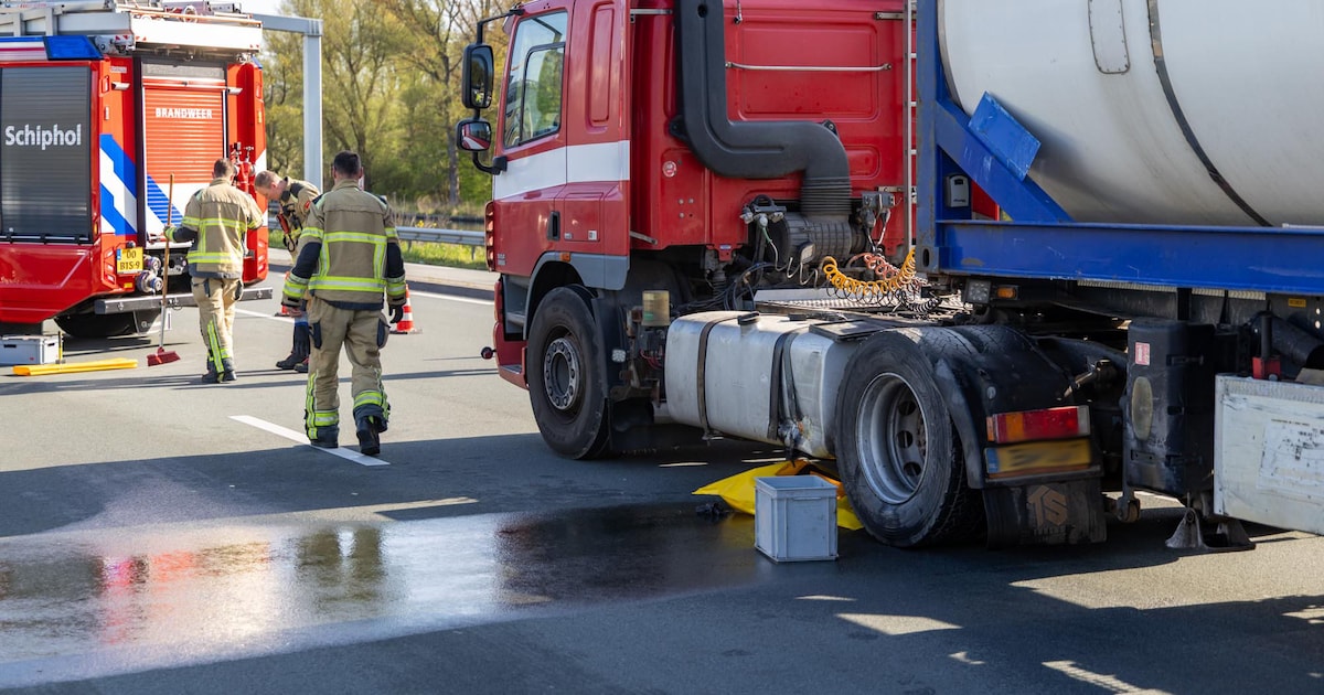 Taxibus botst op vrachtwagen bij Schiphol, diesel lekt op N232
