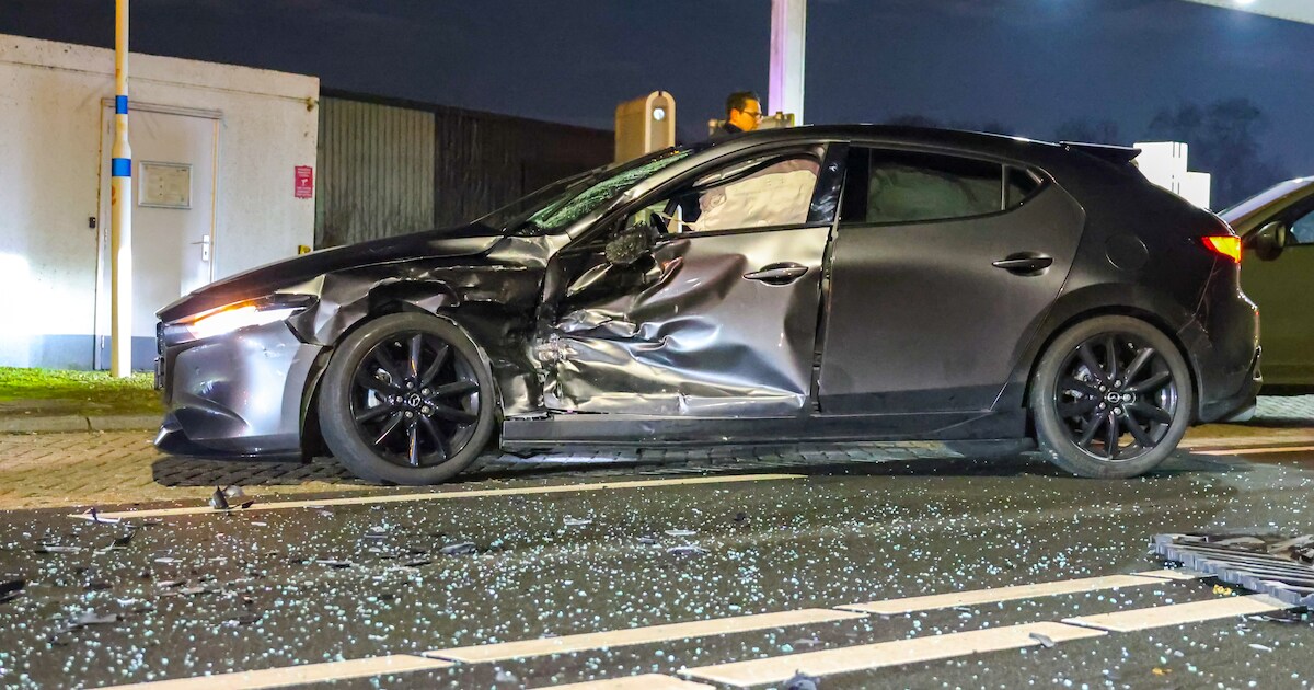 Auto's in de kreukels en wegdek bezaaid met glas na botsing in Nieuwerkerk aan den IJssel