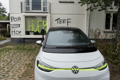 Van vuurwerk bij gemeentehuis naar directe intimidatie van dorpsgenoten: ‘Dit is een zorgelijke nieuwe fase’