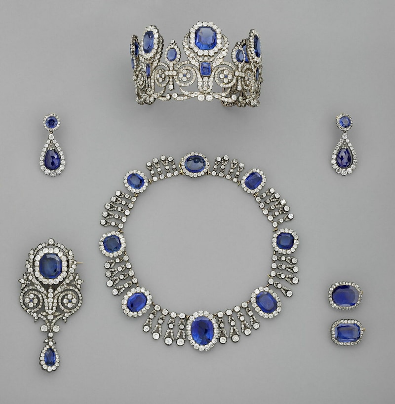 Deze sieradenset met saffieren die uit het Louvre is ontvreemd.