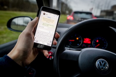 More than 450 euros for texting while driving: Cabinet raises traffic fines again despite expert warnings