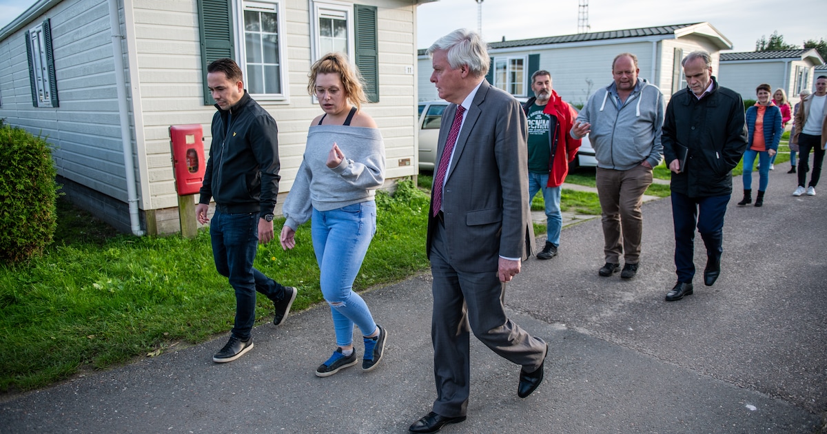 Ter Aar tekent convenant voor betere huisvesting arbeidsmigranten aan Oostkanaalweg