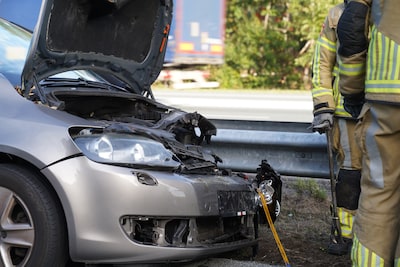 File op A1 bij Bathmen nadat auto achterop vrachtwagen rijdt