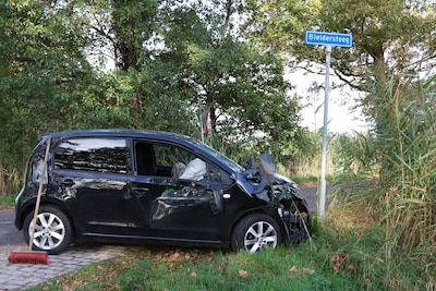 Auto en landbouwvoertuig in botsing op de Deventerweg in Laren