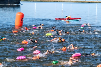Tientallen mensen zwemmen 5,5 kilometer om het verboden eiland IJsseloog in het Ketelmeer heen