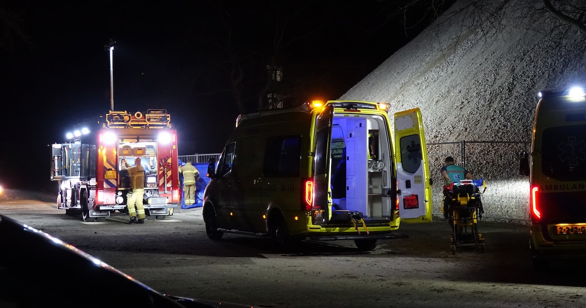 Vrouw valt van metershoge grindberg aan de Drs. F. Bijlweg in Den Helder en raakt gewond