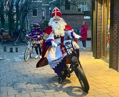 Sint zit lang niet altijd op schimmel bij intocht:  ’s Middags zit ’ie in een open auto’