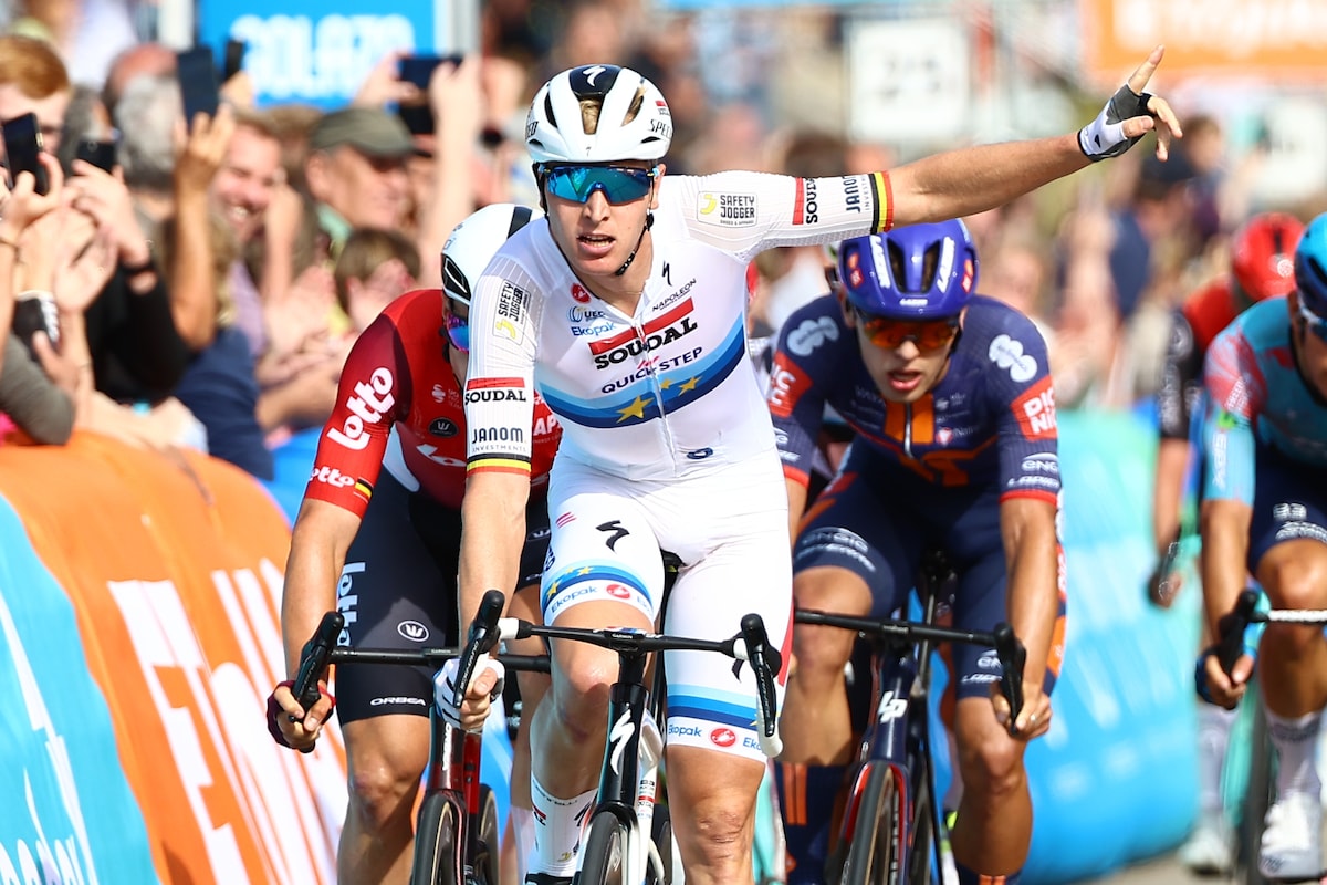 Tim Merlier sprint met overmacht naar winst in eerste etappe Renewi ...