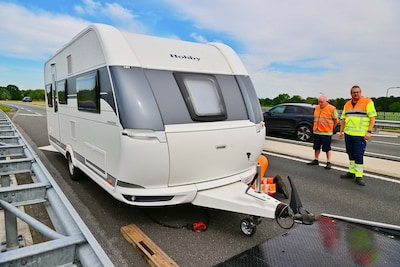 Caravan strandt langs N69 bij Valkenswaard nadat wielbouten losschieten