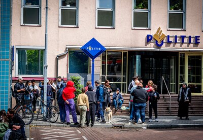 Demonstranten voeren actie bij politiebureau Doelwater na tientallen aanhoudingen op Coolsingel