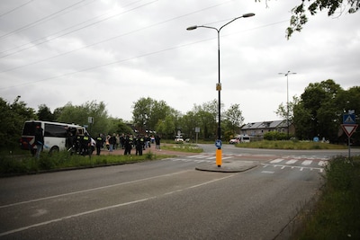 Regenbui en oproep ME verdrijven demonstranten van nieuwe Apeldoornse rotonde