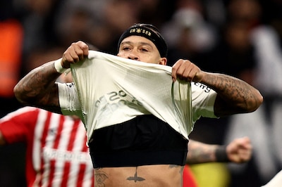 Memphis Depay grote schlemiel na gemiste strafschop in blessuretijd
