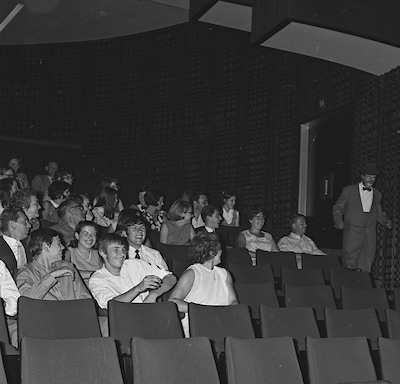 Lachen, gieren, brullen bij het vakantiecomité in 1969. Wie was de grappenmaker op het podium?
