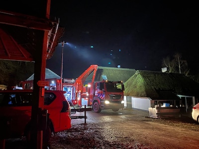 Schoorsteenbrand bij woning met rieten dak op de Bosbeekweg in Bennekom