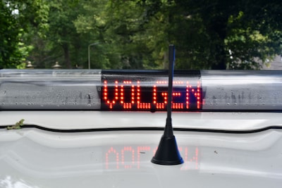 Automobilist (31) zonder rijbewijs negeert volgteken politie en rijdt bijna tegen vrachtwagen op A58