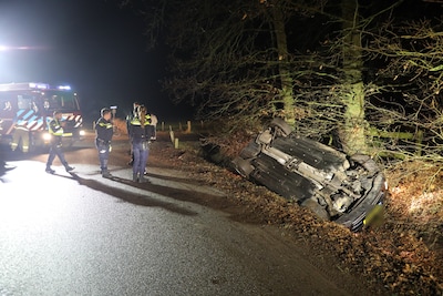 Auto op de kop in greppel langs Westenengerdijk in Harskamp