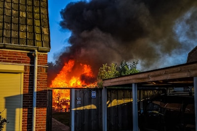 Grote schuurbrand in Overdinkel verrast Alma en buurman Wilfred: ‘Er was niets meer aan te doen’