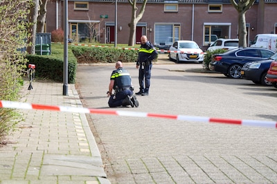 Man lost meerdere schoten op woning: politie zoekt verdachte op slippers