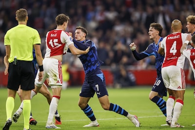Ajax op zoek naar gelijkmaker in intense topper tegen PSV, vlam in de pan na hard doorgaan Van Bommel