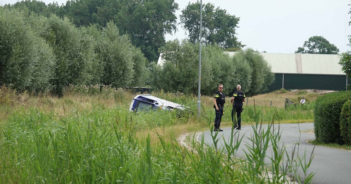 Waardetransportbus kantelt en belandt in sloot bij Uitgeest