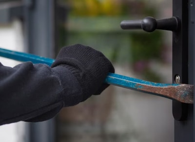 Vijf jaar geëist tegen beruchte inbreker die woningen van ouderen in Hengelo en Enschede volledig ov