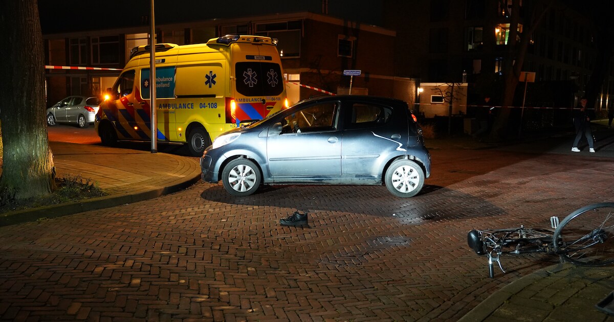 Fietser raakt gewond bij botsing met auto in Dedemsvaart en moet met spoed naar ziekenhuis