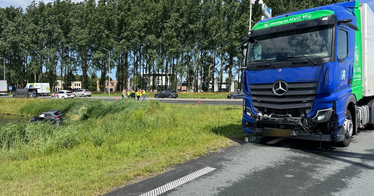 Auto belandt in water na botsing met vrachtwagen op de N307 bij Hoogkarspel