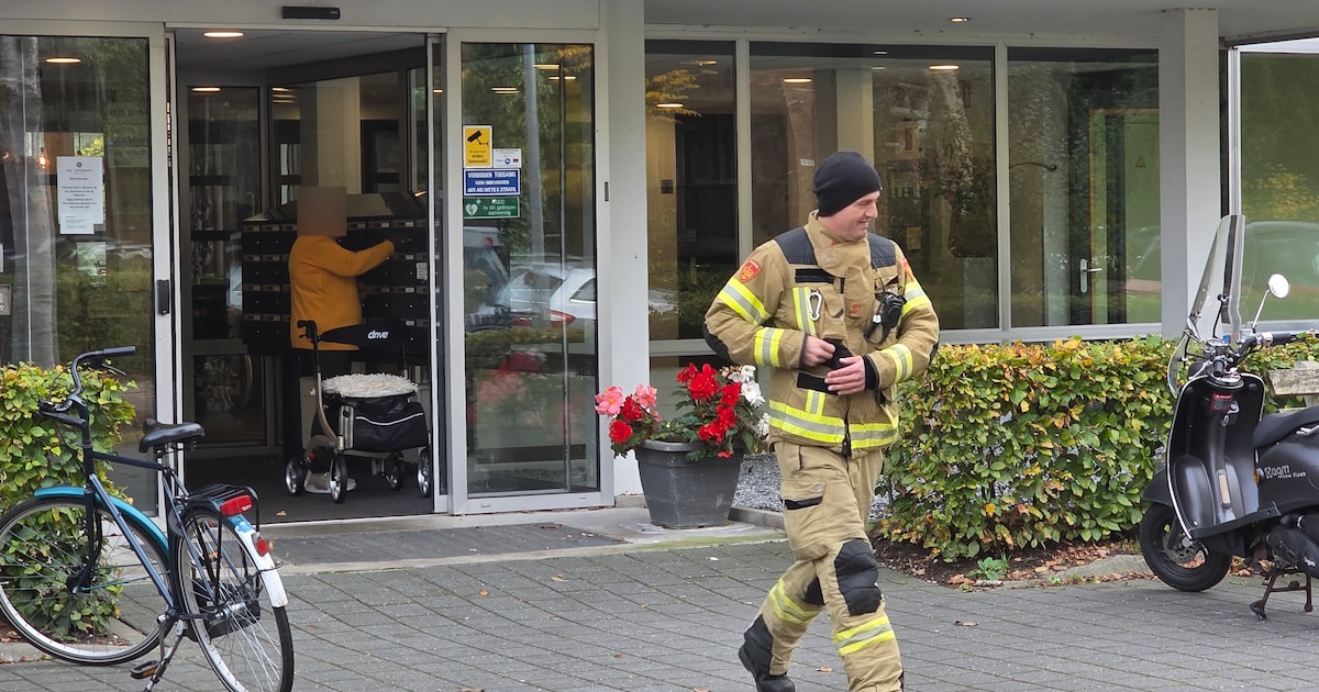 Vrouw in rolstoel komt met hand vast te zitten tussen liftdeuren